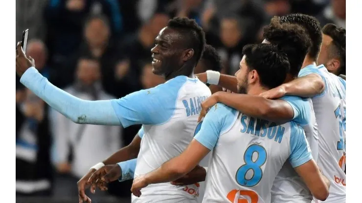 Balotelli hace un golazo y celebra con una selfie