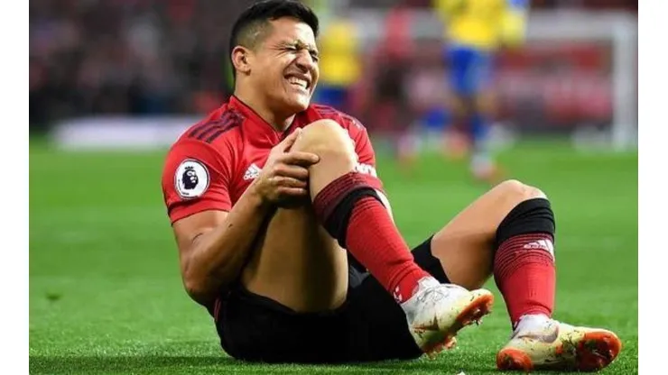 Alexis dejó la cancha después de un duro golpe en la rodilla derecha