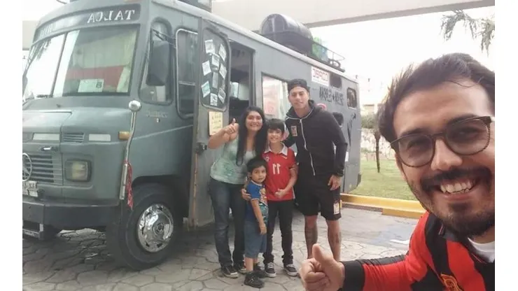 Vargas con los chilenos a los que ayudó en México