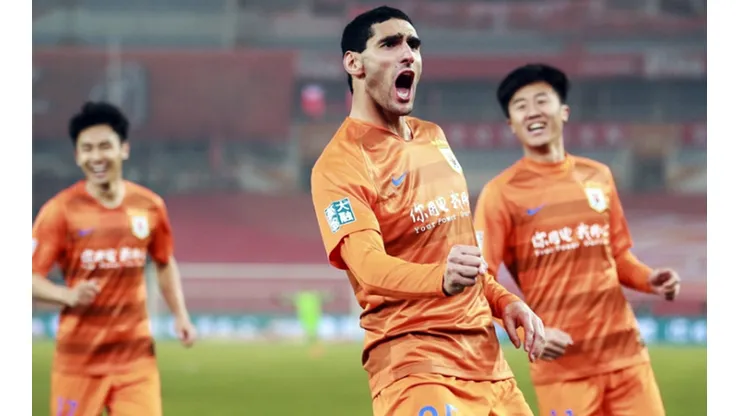 Fellaini festeja su gol y debut en China.