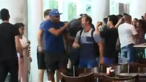 Ramón Ábila golpeó a hincha de River que se burlaba de los jugadores de Boca