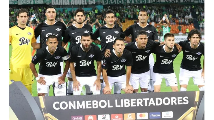 Libertad frente a Atlético Nacional en Medellín.