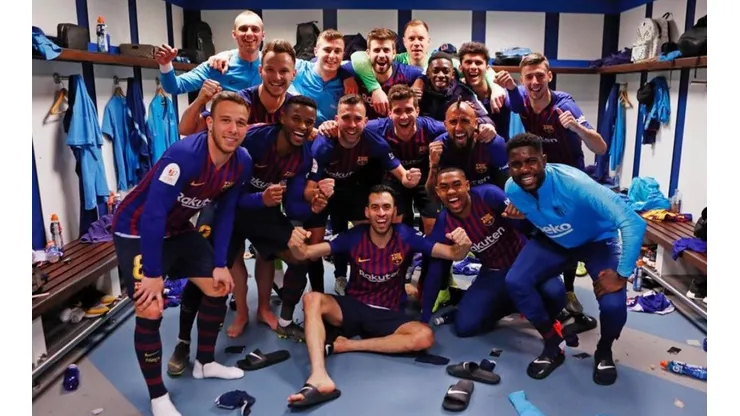 Vidal y el Barcelona celebran en el Bernabéu.