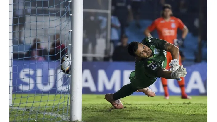 Dos tapadones y un penal de Arias, pero ganó Corinthians.
