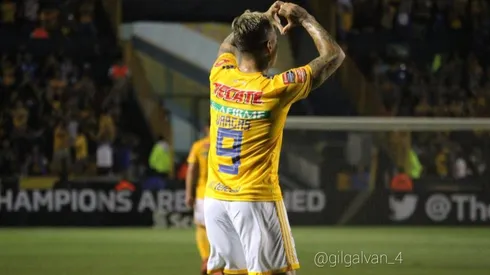 Eduardo Vargas celebra el cuarto para Tigres