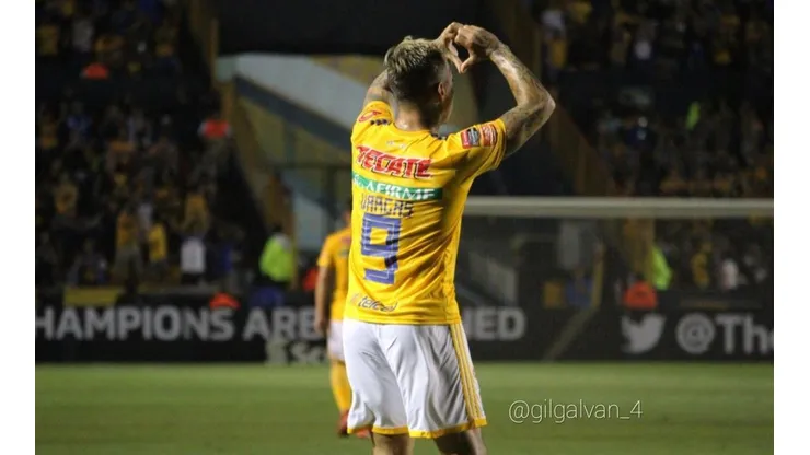Eduardo Vargas celebra el cuarto para Tigres