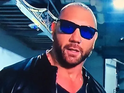 Batista regresó a WWE, golpeó a Ric Flair y le dejó un mensaje a Triple H