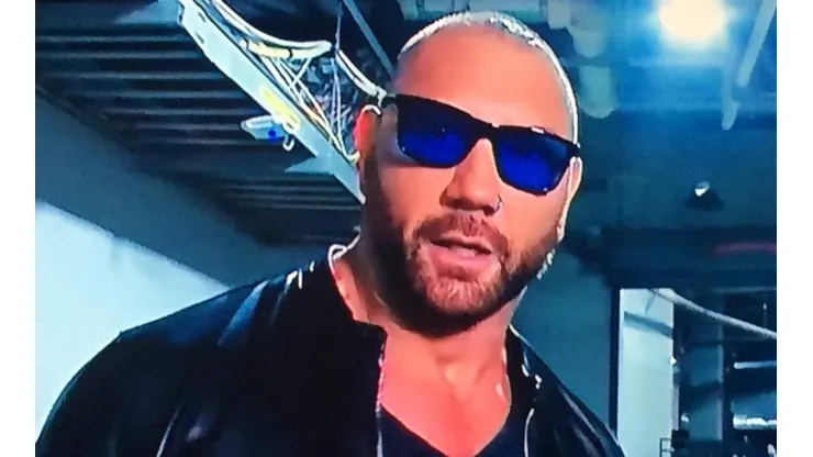 Batista regresó a WWE, golpeó a Ric Flair y le dejó un mensaje a Triple H