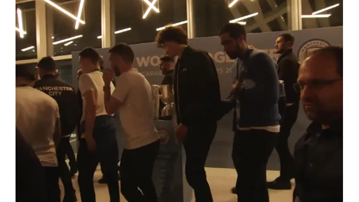 Bravo estuvo en la fiesta de celebración del Man City, pero no tocó la copa