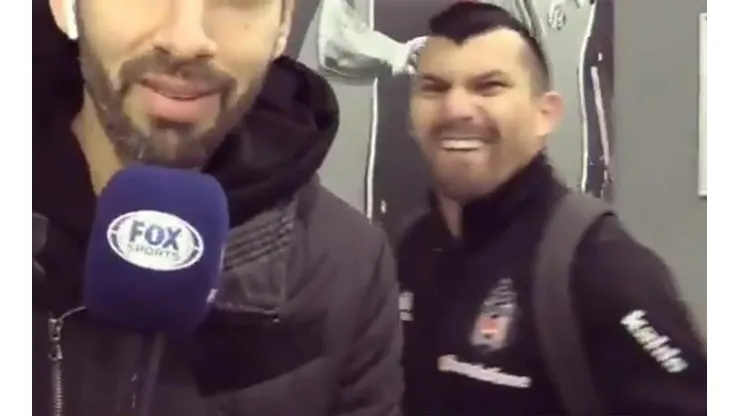 El distendido momento de Medel con Cárdenas.