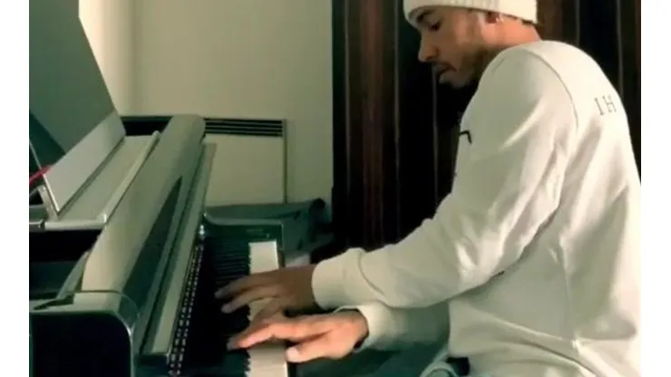 ¡Mamma mía! Lewis Hamilton también tiene dedos para al piano y se luce con clásico de Queen