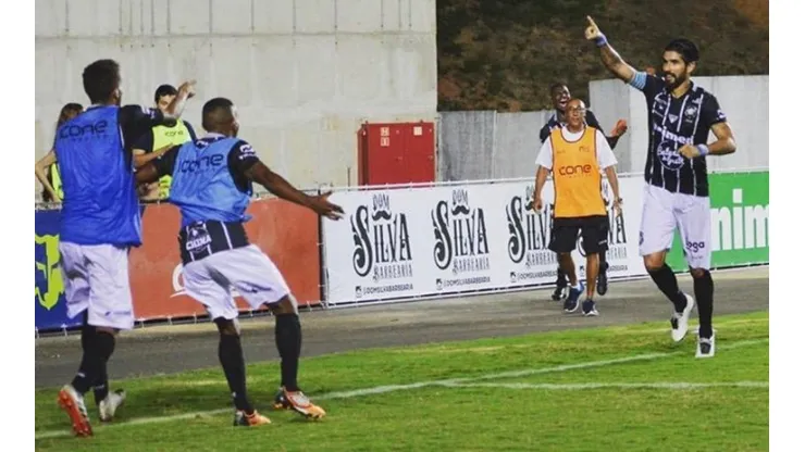El Loco Abreu marca su primer gol en su nuevo equipo brasileño