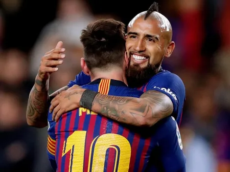 El hidalgo Arturo Vidal felicita a Lio Messi por su triplete