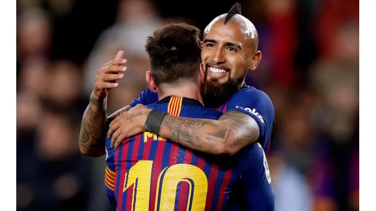 Vidal abraza a Messi.