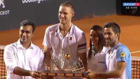 Jarry y González recibiendo el cetro del torneo carioca