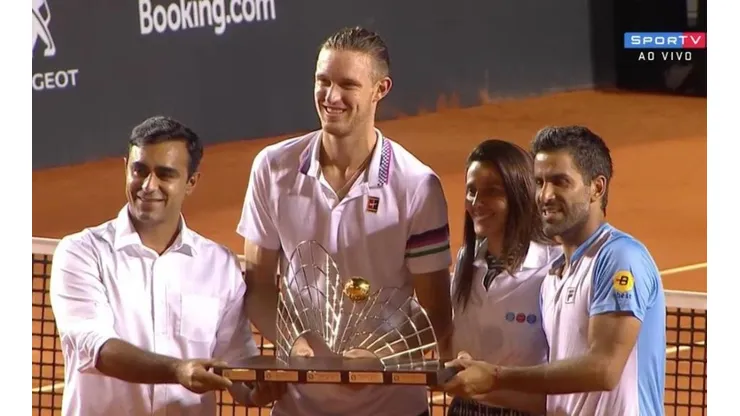 Jarry y González recibiendo el cetro del torneo carioca