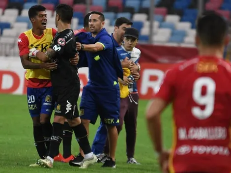 No puede pasar: hincha le quiso pegar en cancha al Mono Sánchez