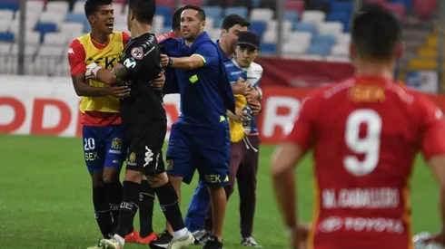 Un hincha increpa al Mono Sánchez.