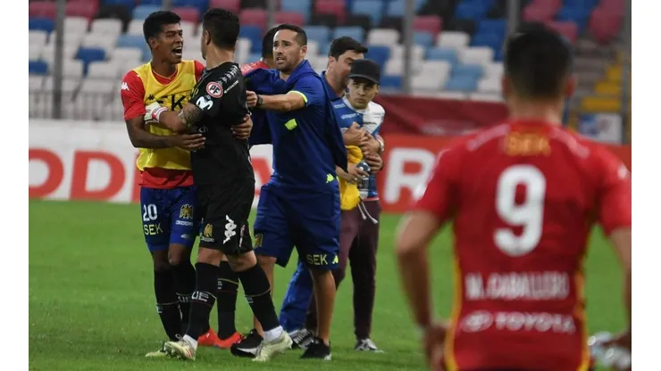 Un hincha increpa al Mono Sánchez.