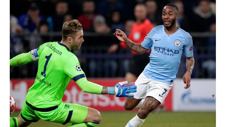 Man City venció 3-2 al Schalke en Alemania y con uno hombre menos