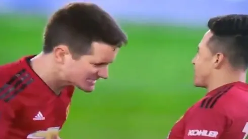 Ander Herrera arenga a Alexis tras triunfo del United sobre el Chelsea