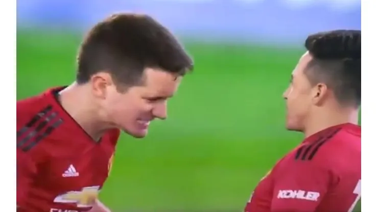 Ander Herrera arenga a Alexis tras triunfo del United sobre el Chelsea