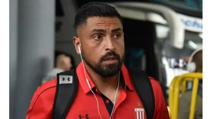 Gonzalo Jara no pudo hacer mucho en la derrota de Estudiantes ante Argentinos Juniors