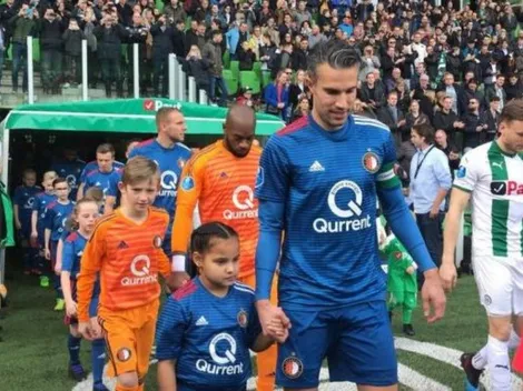 ¡ídolo! Van Persie saludó a todos los niños "rivales" en el túnel previo al partido