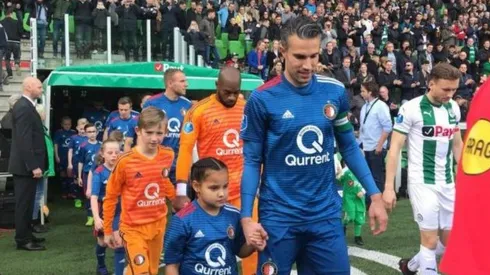 ¡ídolo! Van Persie saludó a todos los niños "rivales" en el túnel previo al partido