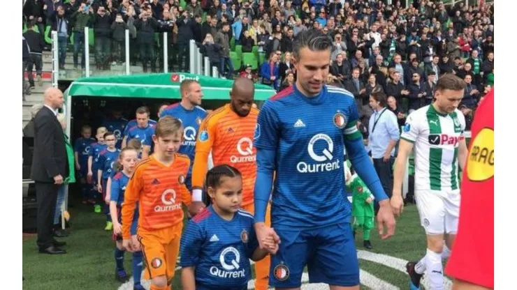 ¡ídolo! Van Persie saludó a todos los niños "rivales" en el túnel previo al partido