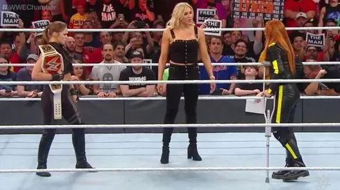 Becky Lynch le dio una paliza a Charlotte y dejó sangrando a Ronda Rousey