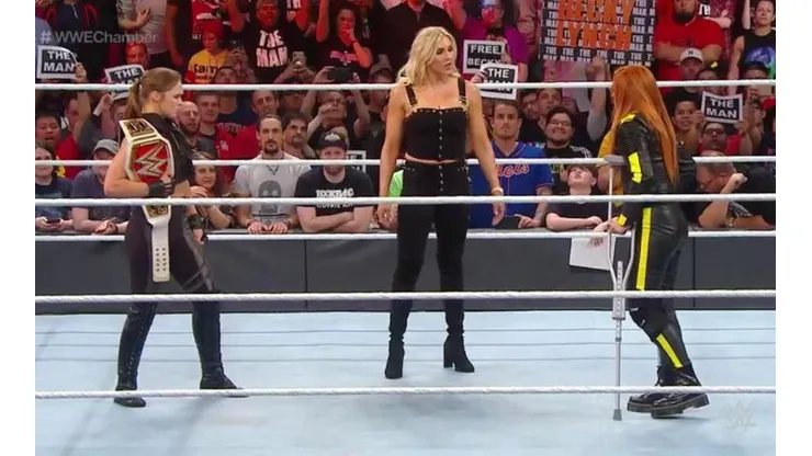 Becky Lynch le dio una paliza a Charlotte y dejó sangrando a Ronda Rousey