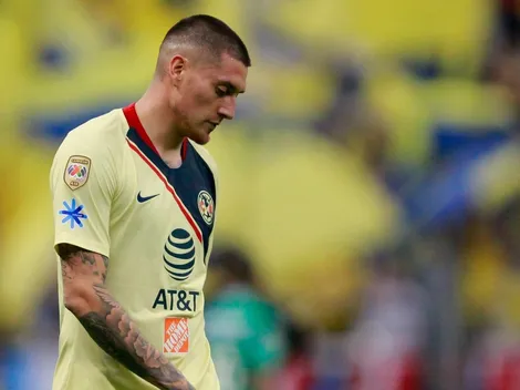 Hinchas de Pumas pifian y lanzan billetes a Nico Castillo