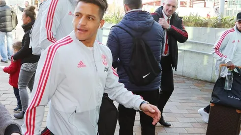 Alexis viajó a Londres para medirse a Chelsea