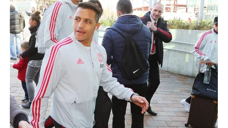 Alexis viajó a Londres para medirse a Chelsea