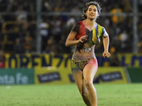 Mujer en topless invade cancha argentina por la inclusión y la no violencia
