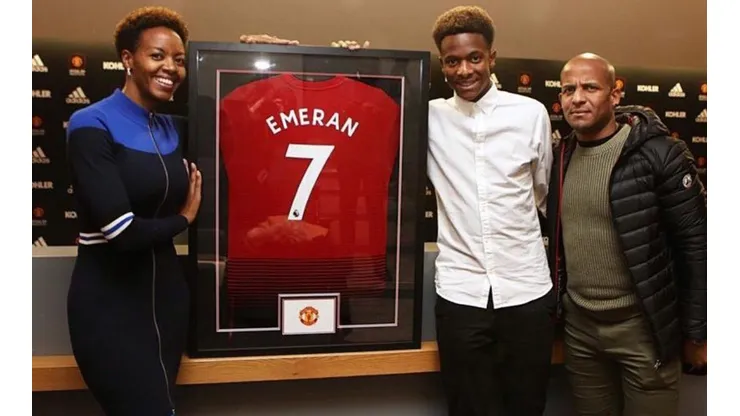 Emeram y su familia posaron orgullosos en Old Trafford