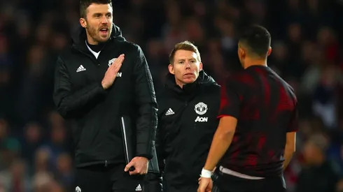 El momento en el que Alexis habla con los asistentes técnicos antes de entrar a la cancha
