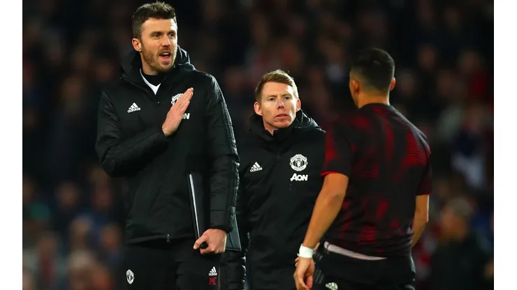 El momento en el que Alexis habla con los asistentes técnicos antes de entrar a la cancha