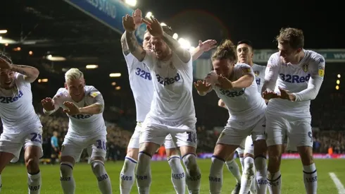 Leeds United venció 2-1 al Swansea y recuperó el liderato en la Championship