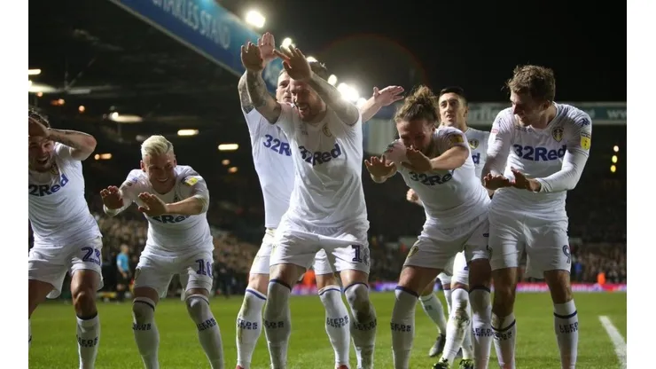 Leeds United venció 2-1 al Swansea y recuperó el liderato en la Championship