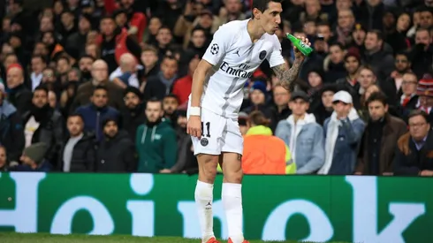 Ángel di María se toma la cerveza que le lanzan los hinchas del United