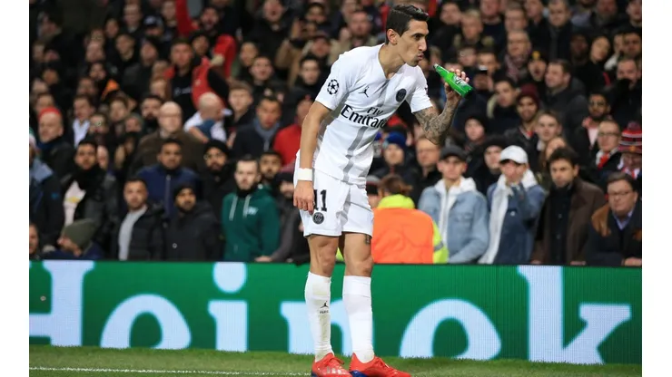 Ángel di María se toma la cerveza que le lanzan los hinchas del United
