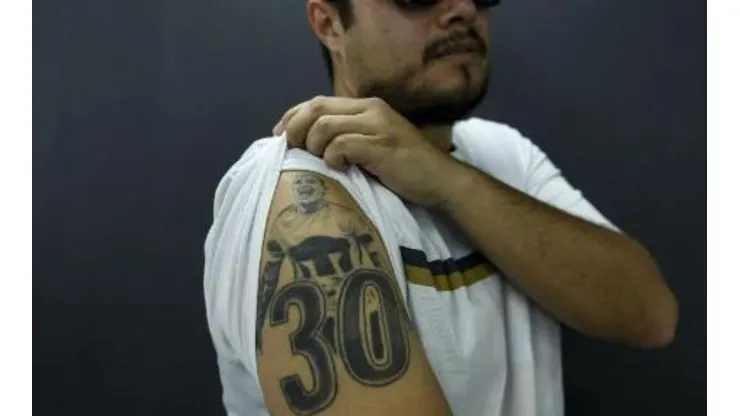 Así luce el tatuaje de la discordia del aficionado de los Pumas