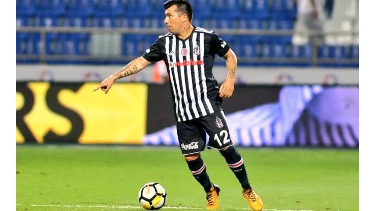 Besiktas ofrece capitanía y nuevo contrato a Medel para evitar su partida a China o Inglaterra