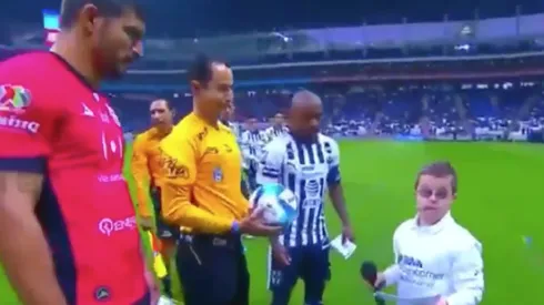 El momento en el que el niño se puso nervioso y no pudo leer su mensaje. El árbitro lo apoyó