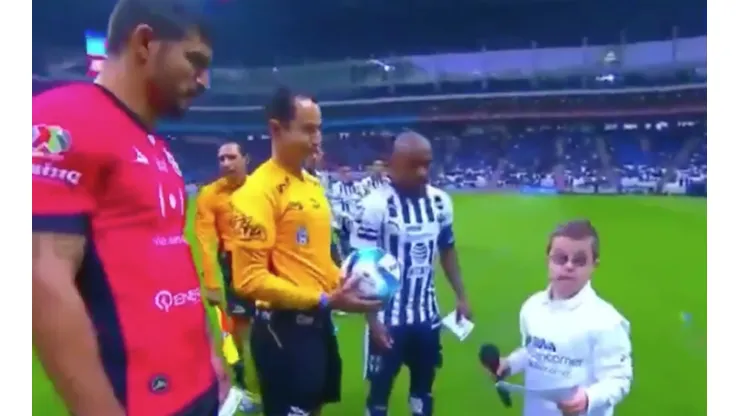 El momento en el que el niño se puso nervioso y no pudo leer su mensaje. El árbitro lo apoyó