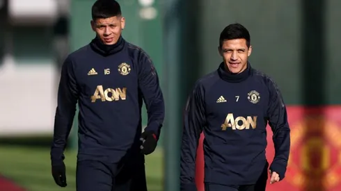 Alexis llegó al entrenamiento de hoy con el argentino Marcos Rojo (izquierda)