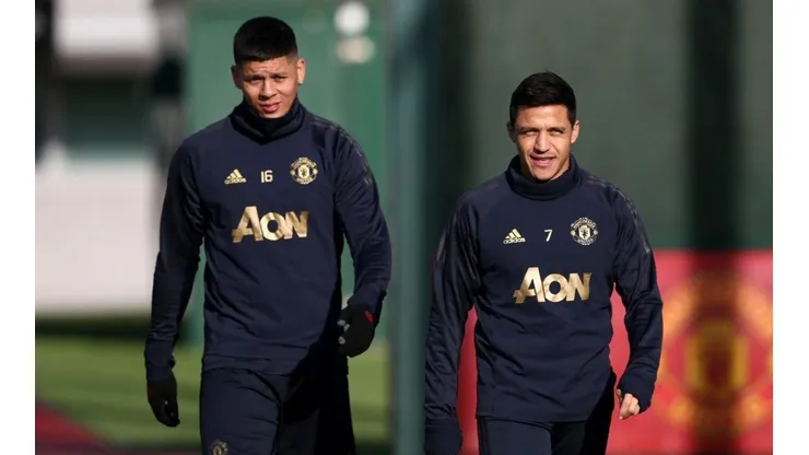 Alexis llegó al entrenamiento de hoy con el argentino Marcos Rojo (izquierda)