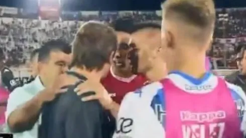 Heinze (de espaldas) se encara con Barrios